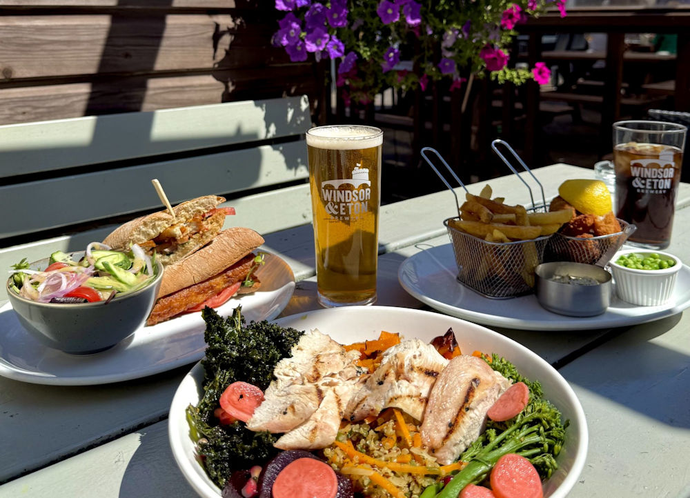Al fresco dining at The George Inn Eton
